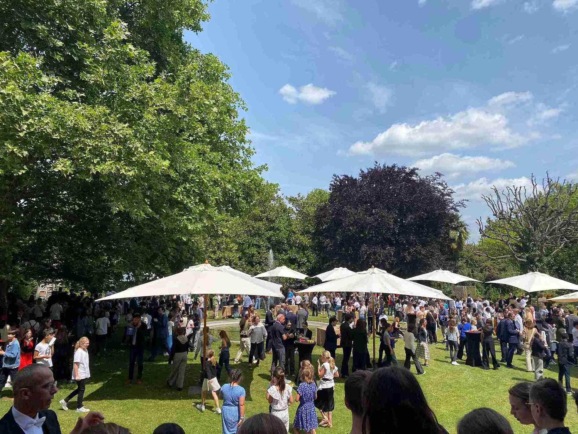 Parlement des enfants dans les jardins de l'Assemblée Nationale