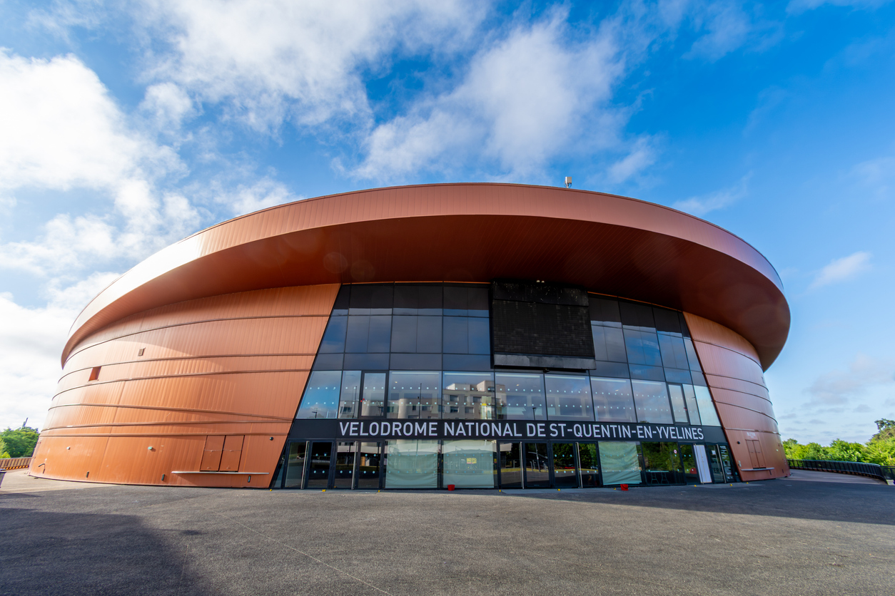 Vue extérieure du vélodrome national de Saint-Quentin-en-Yvelines, situé à Montigny-le-Bretonneux, France