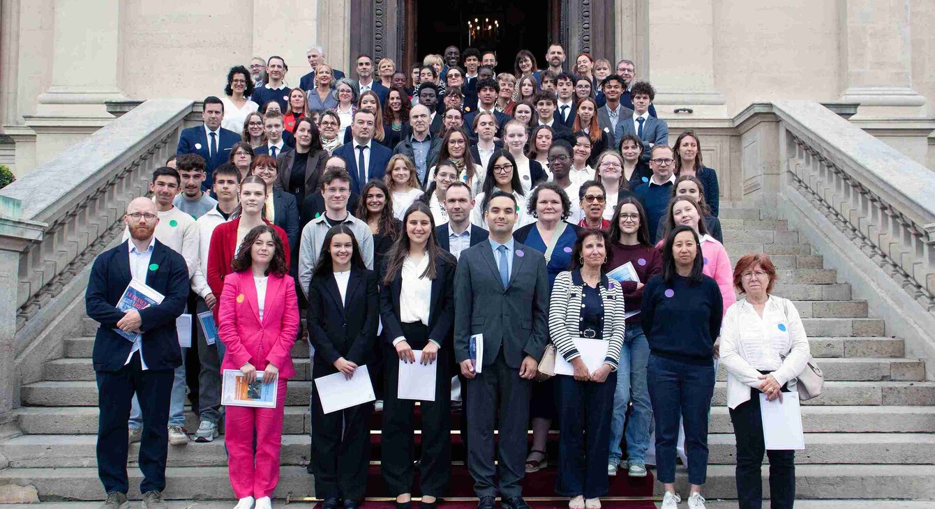 Remise des prix du concours 2025 des Jeunes ambassadeurs et ambassadrices sur le parvis du Quai d'Orsay