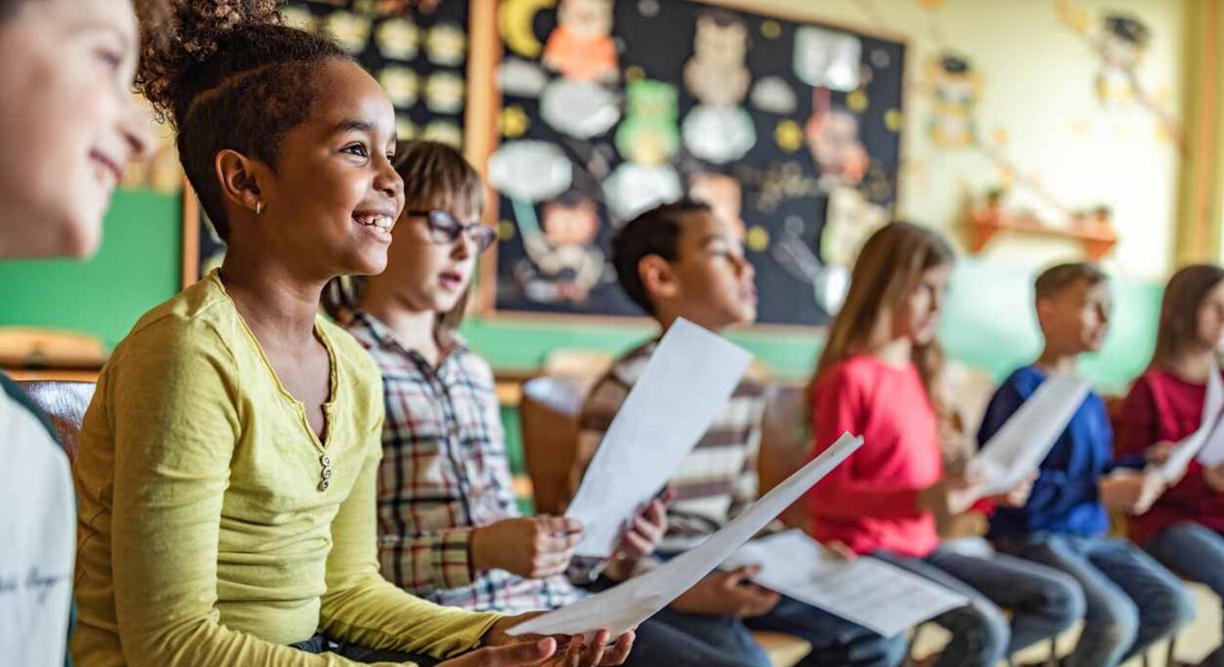 Enfants débattant en classe