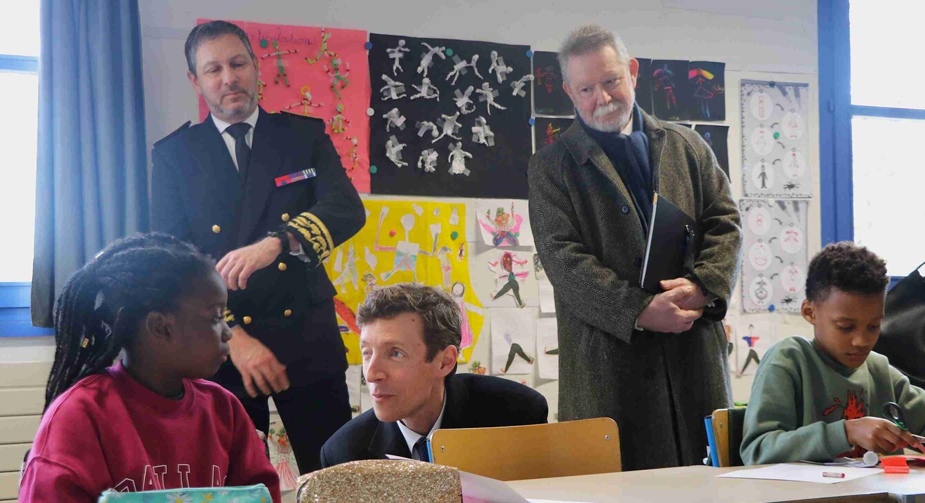Edouard Geffray ministre de l'éducation en visite d'école avec le recteur d'académie