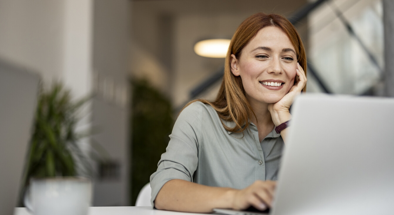 Femme consultant un ordinateur