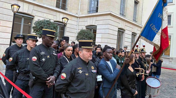 Lycéens dans la cour du ministère de l’Éducation nationale pour commémorer l'Armistice du 11 novembre 1918