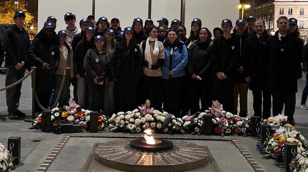 Lycéens participants au ravivage de la flamme du Souvenir sous l'arc de triomphe