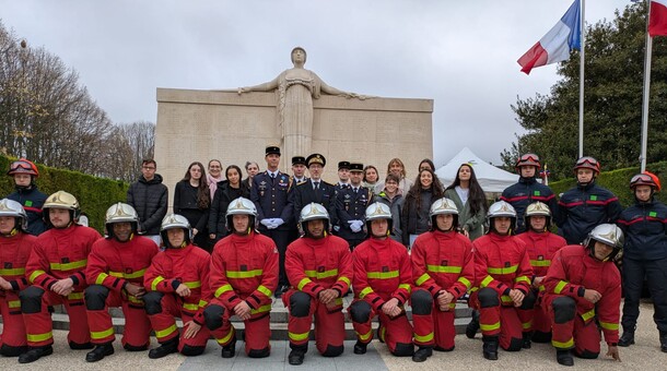 Collégiens avec la 17e compagnie d’incendie et de secours de la brigade des Sapeurs-Pompiers de Paris