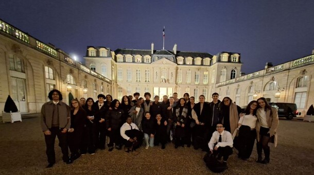 Jeunes jurés à la cérémonie de remise du prix Goncourt des lycéens 2025 dans la cour de l'Elysée