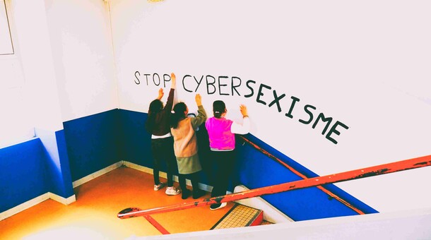 Affichage pour dénoncer les violences faites aux femmes au collège Romain-Rolland à Ivry-sur-Seine (94)