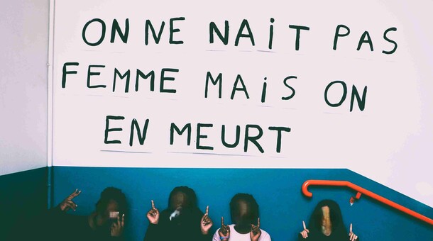 Affichage pour dénoncer les violences faites aux femmes au collège Romain-Rolland à Ivry-sur-Seine (94)