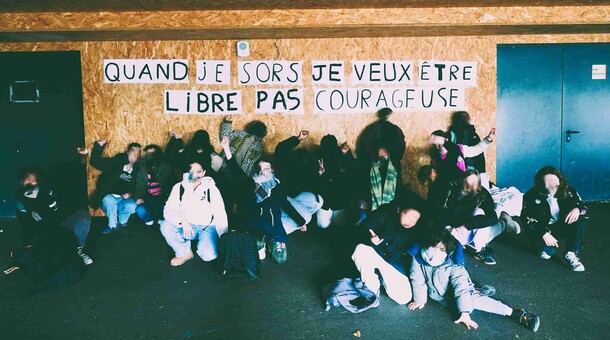 Affichage pour dénoncer les violences faites aux femmes au collège Romain-Rolland à Ivry-sur-Seine (94)