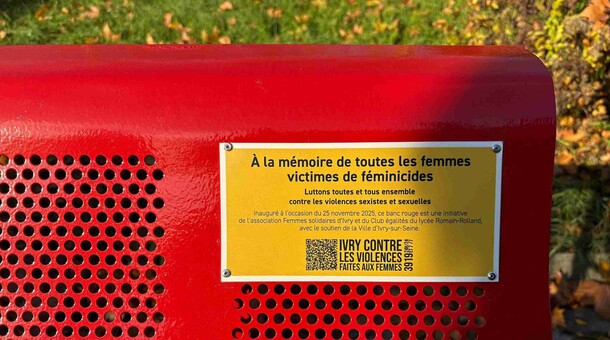 Hommage à des victimes de féminicides au lycée Romain-Rolland à Ivry-sur-Seine (94)