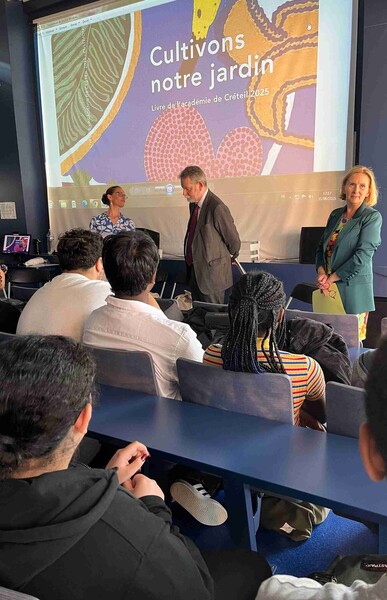 Distribution du livre de l'académie de Créteil 2025 dans les collèges