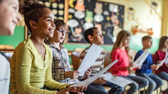 Enfants débattant en classe