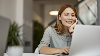 Femme consultant un ordinateur