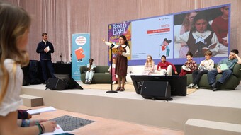 Nelya en pleine lecture lors de la finale IDF des Petits Champions de la Lecture 2026 au Grand Palais