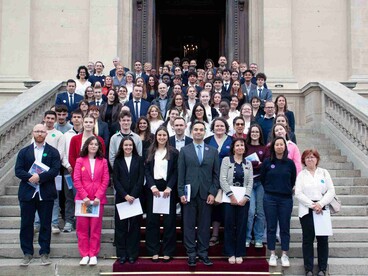Remise des prix du concours 2025 des Jeunes ambassadeurs et ambassadrices sur le parvis du Quai d'Orsay